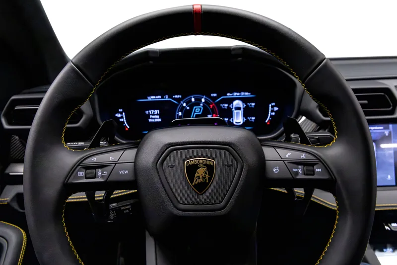 Detaljbilde av ratt og digitalt instrumentpanel i Lamborghini Urus
