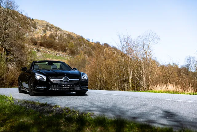 Svart Mercedes-Benz SL cabriolet fotografert i naturomgivelser