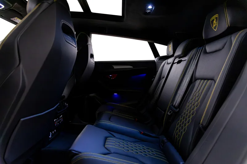 Baksete i skinn med gule sømmer i Lamborghini Urus