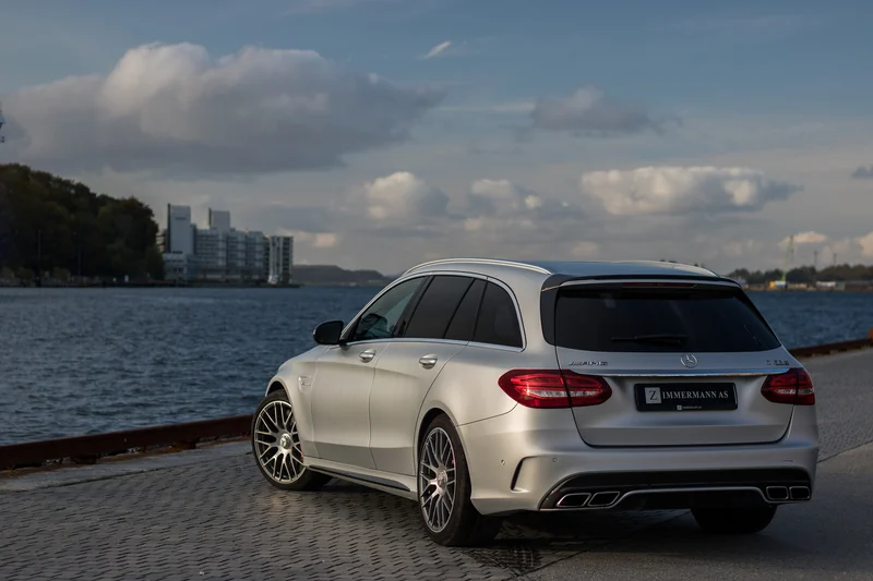 Sølvfarget Mercedes C-klasse stasjonsvogn fotografert ved sjøen