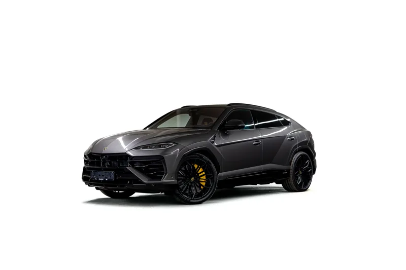 Grå Lamborghini Urus fotografert skrått forfra på hvit bakgrunn