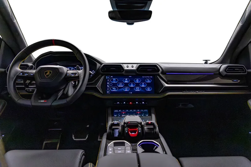 Dashbord og skjermer i Lamborghini Urus