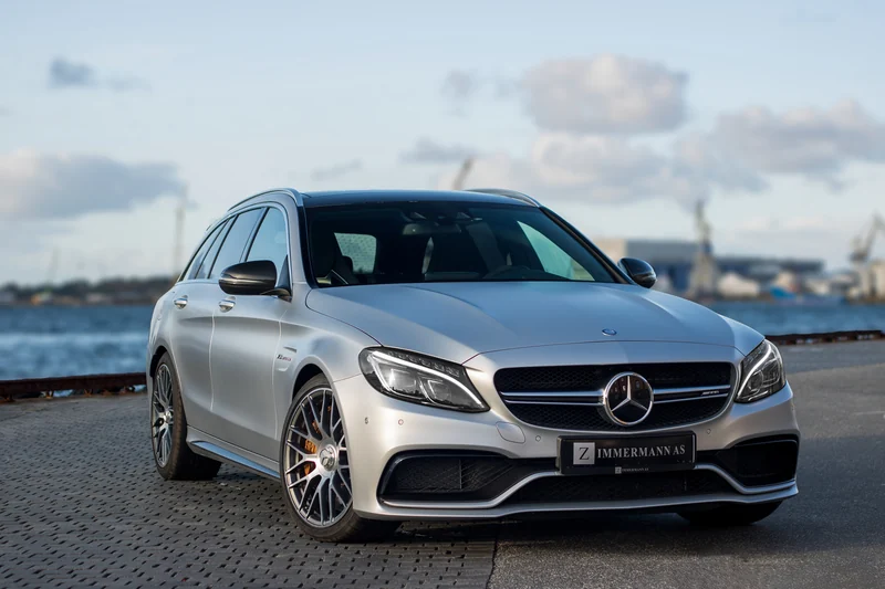 Mercedes-Benz stasjonsvogn fotografert i kveldslys