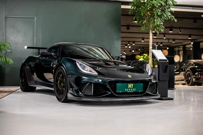 Mørkegrønn Lotus Exige utstilt innendørs