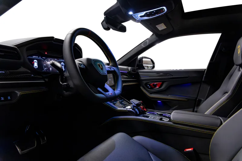 Førerplass med ratt og sportsseter i Lamborghini Urus