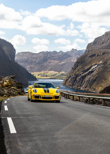 Gul Porsche 911 GT3 i fart på fjellvei