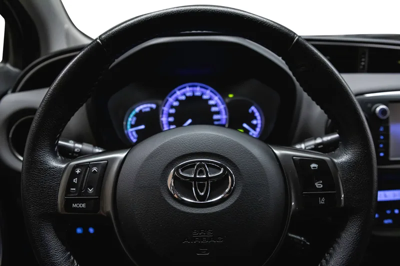 Detaljbilde av ratt og instrumentpanel i Toyota Yaris Hybrid