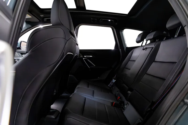 Baksete i skinn i BMW iX1 med panoramatak