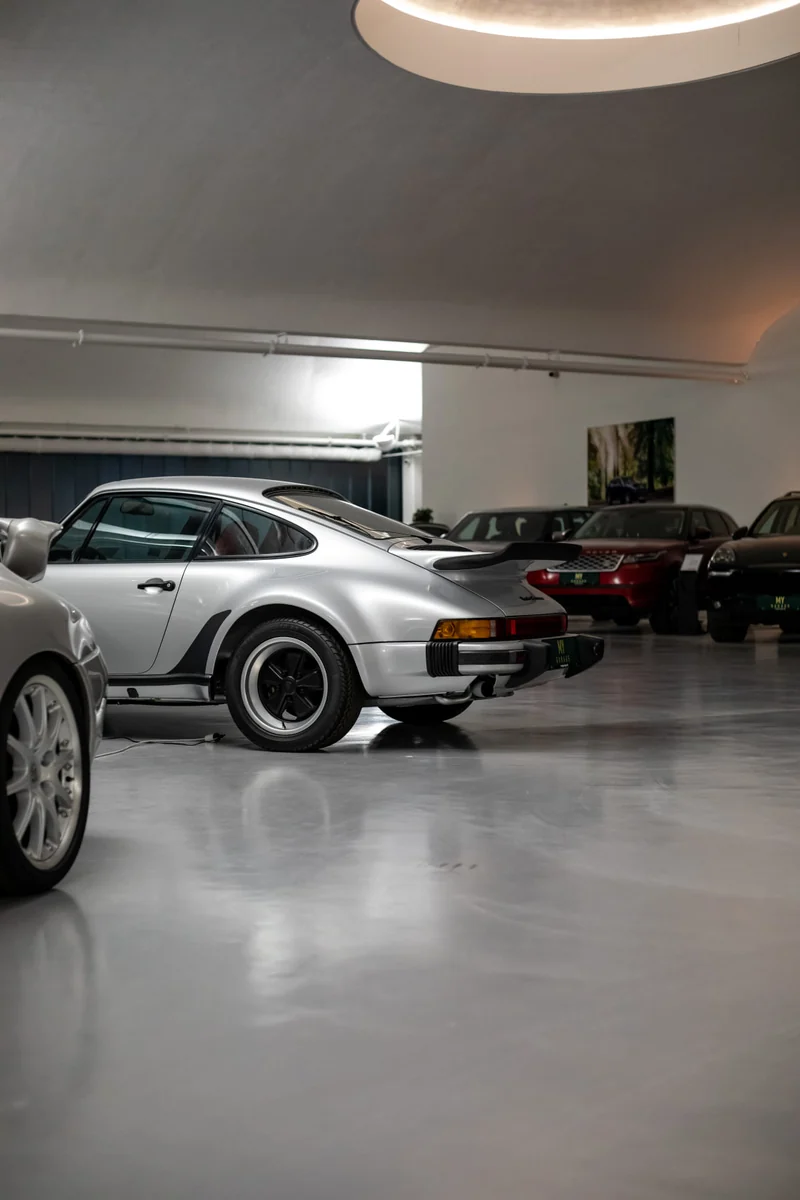 Klassisk hvit Porsche 911 i et utstillingslokale