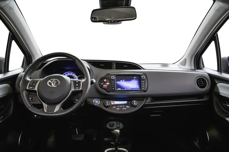 Dashbord og infotainmentskjerm i Toyota Yaris Hybrid