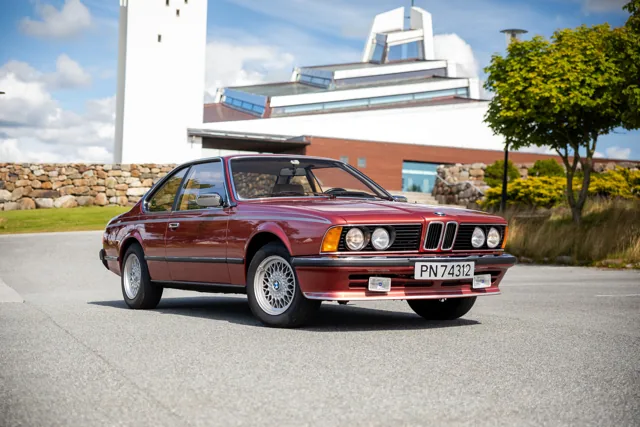 Rød klassisk BMW 635 CSi fotografert utendørs