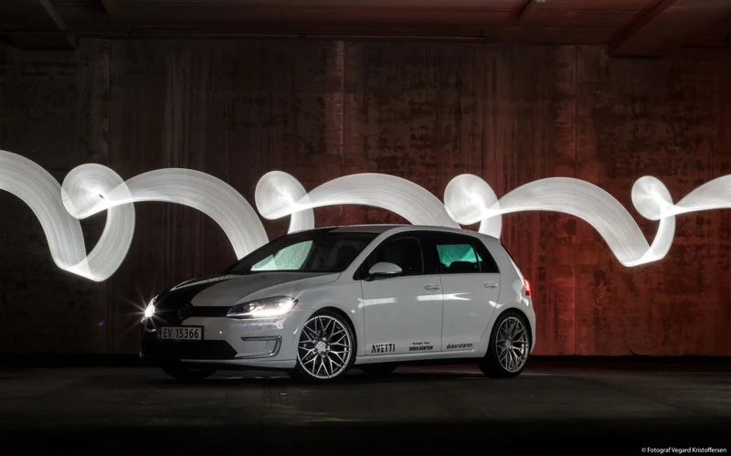 Hvit Volkswagen Golf GTI fotografert med lysmaling i mørk garasje