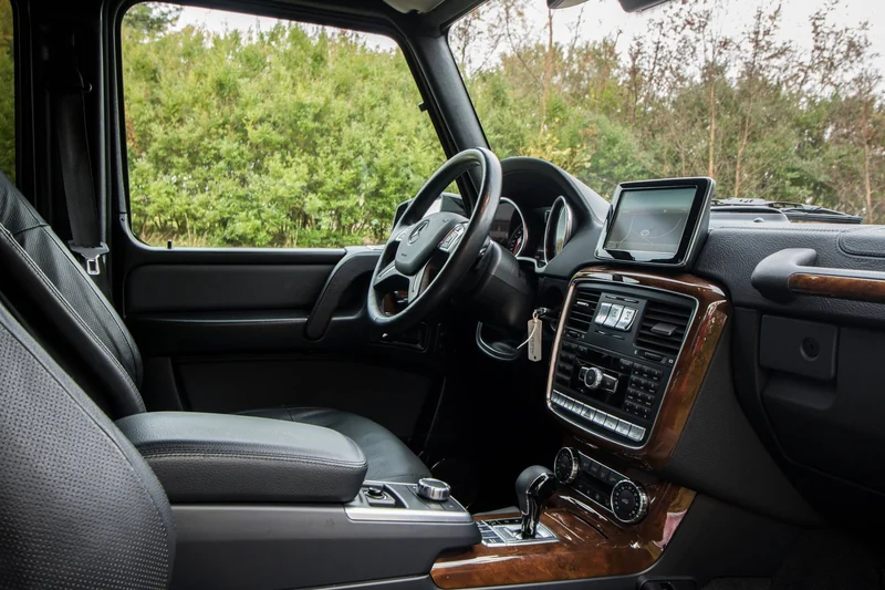 Interiør i Mercedes G-klasse med treinnlegg