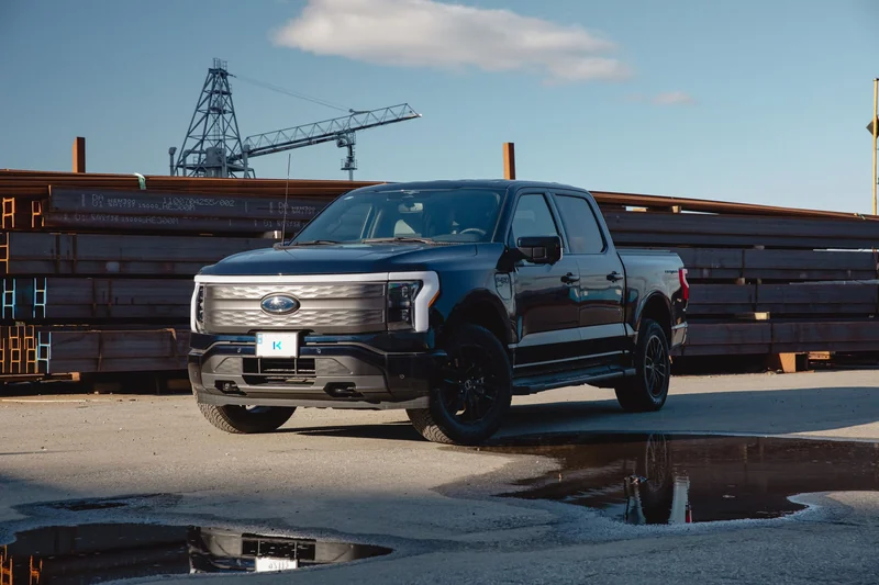 Svart Ford F-150 Lightning fotografert på industriområde