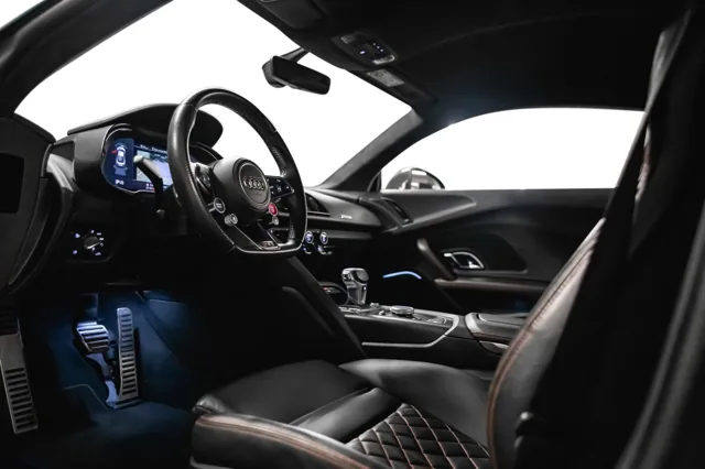Interiør med ratt og sportsseter i Audi R8