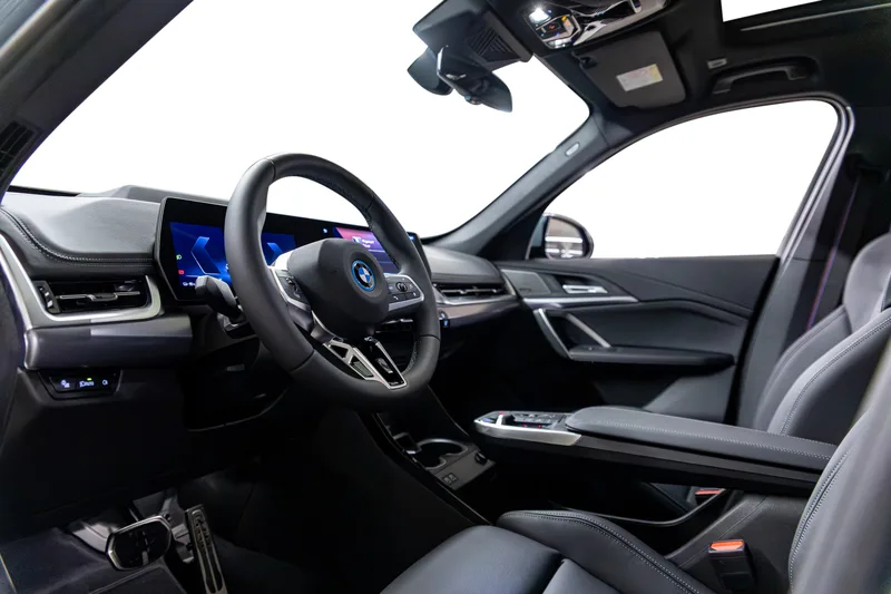 Førerplass med ratt og skjermer i BMW iX1