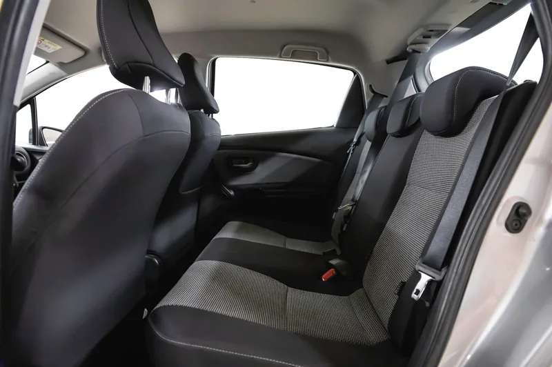 Baksete i Toyota Yaris Hybrid fotografert innenfra