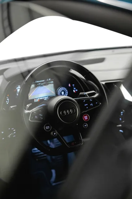 Ratt og display i turkis Audi R8