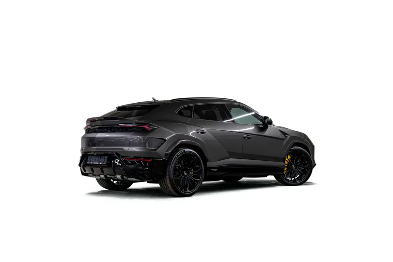 Grå Lamborghini Urus fotografert skrått bakfra på hvit bakgrunn