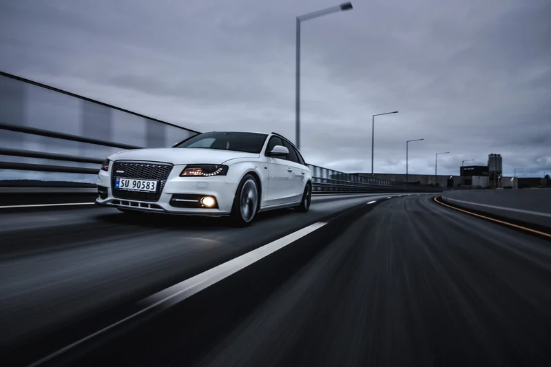 Hvit Audi A4 i fart på vei
