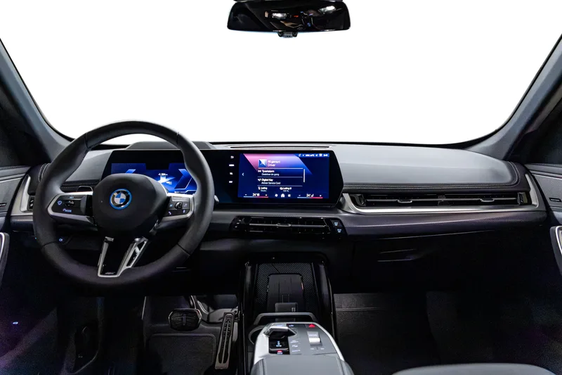 Dashbord og buet skjerm i BMW iX1