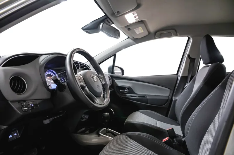 Førerplass med ratt og sportsseter i Toyota Yaris Hybrid