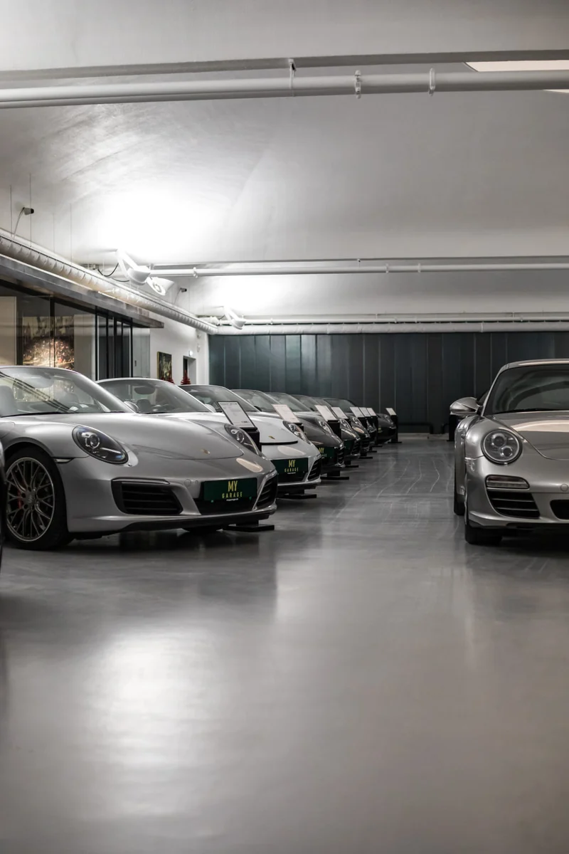 Rekke med Porsche-modeller i et bilforhandlerlokale