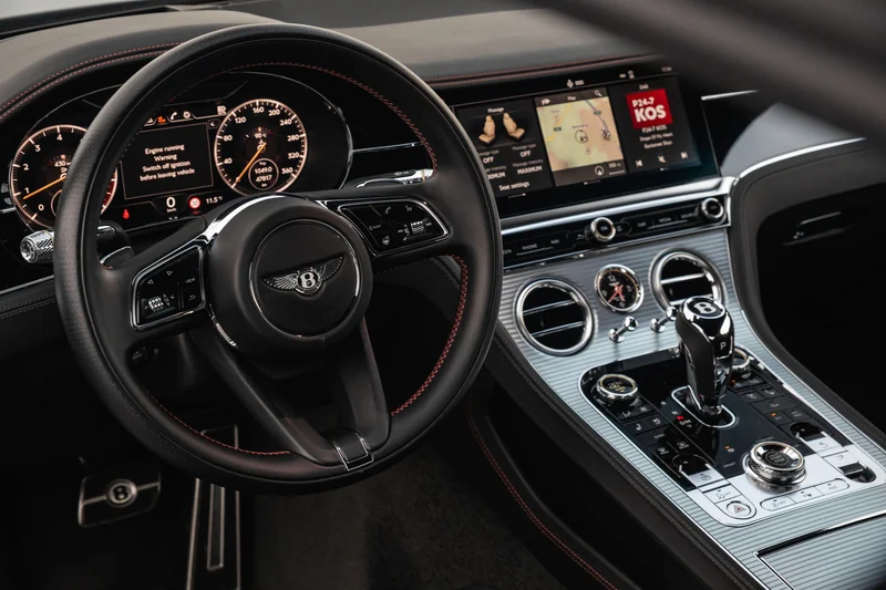 Detaljbilde av ratt og instrumentpanel i en Bentley Continental GT