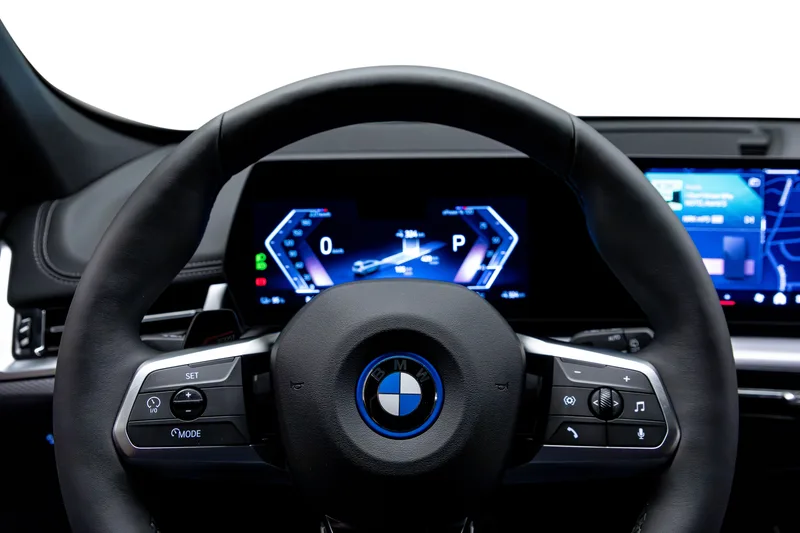 Detaljbilde av ratt og digitalt instrumentpanel i BMW iX1